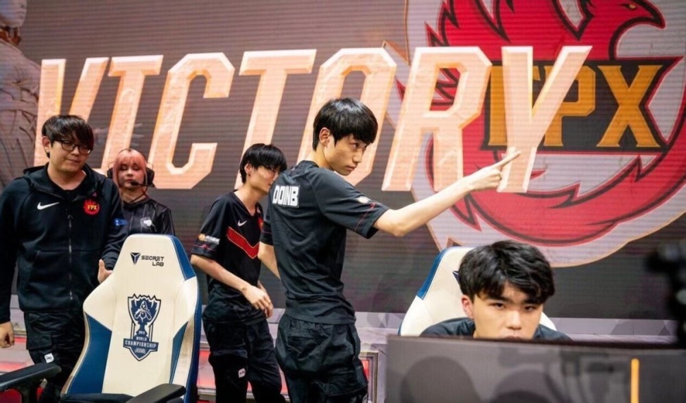 一个自信且 一个自信且